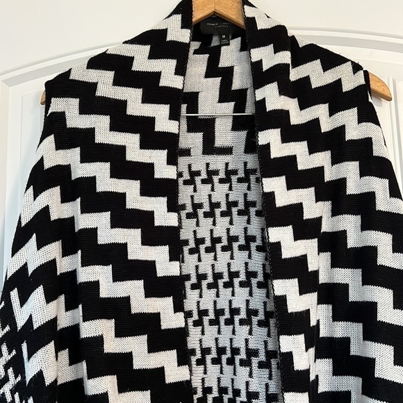 Romeo & Juliet Couture Chevron print Flyaway Vest cardigan M - Picture 4 of 7